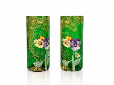 deux vases avec des fleurs peintes sur une surface blanche