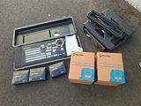 un ordinateur portable et d'autres objets qui se trouvent par terre