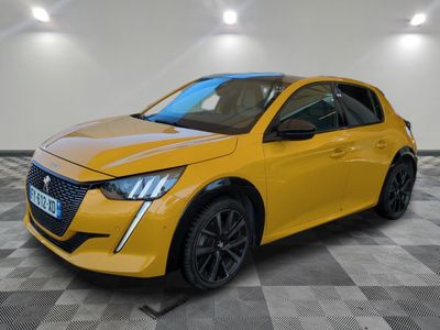 une voiture jaune garée sur un sol à damier dans un garage