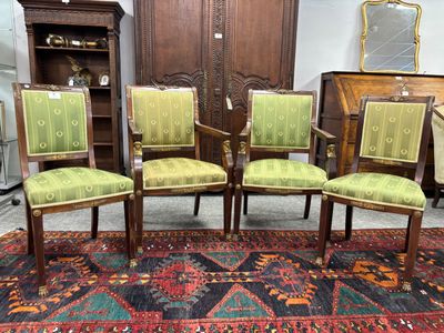 quatre chaises avec un revêtement vert, un revêtement vert, un revêtement vert, un revêtement vert, un revêtement vert, un revêtement vert, un revêtement vert, un revêtement vert
