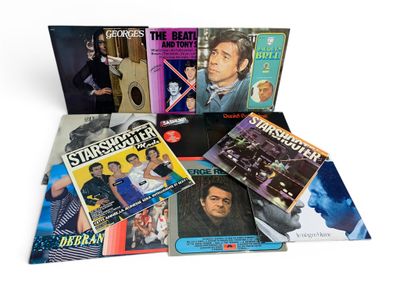 Divers albums vinyles et CD sont empilés les uns sur les autres