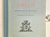 un vieux livre posé sur une table, à côté d'une paire de ciseaux
