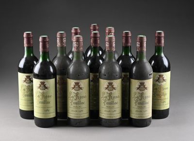 six bouteilles de vin alignées sur une table