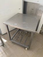 Une table carrée en inox à claies d'entrejambe, sur roulette… (photo 2)