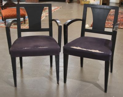 Paire de fauteuils en bois laqué noir, assises capitonnées d…