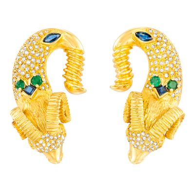 une paire de boucles d'oreilles en or ornées de pierres vertes et bleues