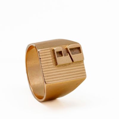 une image représentant une bague en or surmontée de deux carrés