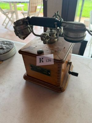un téléphone à l'ancienne posé sur une table, avec une étiquette de prix dessus