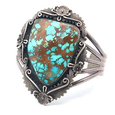 Gros plan sur une bague ornée d'une turquoise