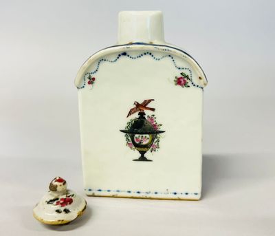 COMPAGNIE DES INDES. Boite à thé à panse méplate en porcelai…