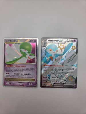 deux cartes pokemon posées l'une sur l'autre sur une table