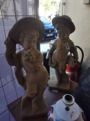 une femme assise à une table sur laquelle se trouve un vase