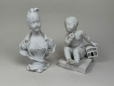 deux figurines représentant une femme et un bébé, posées sur une table