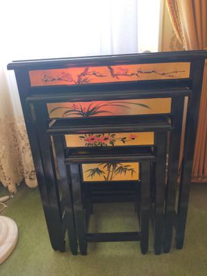 trois tables sur lesquelles ont été peintes des fleurs