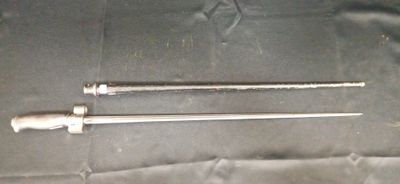 deux outils posés sur une table