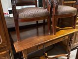 deux chaises et une table dans une pièce