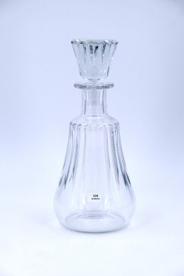 une image représentant une bouteille en verre transparent munie d'un bouchon