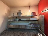 une photo d'une cuisine avec une cuisinière et un plan de travail