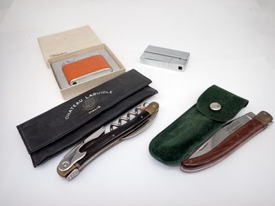 un petit couteau et d'autres objets qui se trouvent sur la table