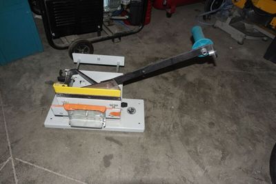 une machine posée sur le sol du garage
