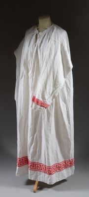 Deux aubes en coton blanc, l'une à décor de frises de grecqu…