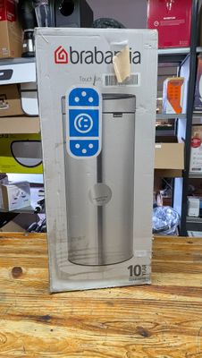 une boîte contenant un distributeur d'eau, posée sur une table