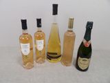 plusieurs bouteilles de vin sont alignées sur une table