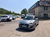 une voiture argentée garée devant un bâtiment dans un parking