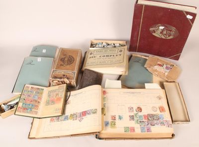 un grand nombre de livres posés sur une table