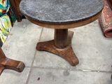 une table posée sur le trottoir devant une chaise