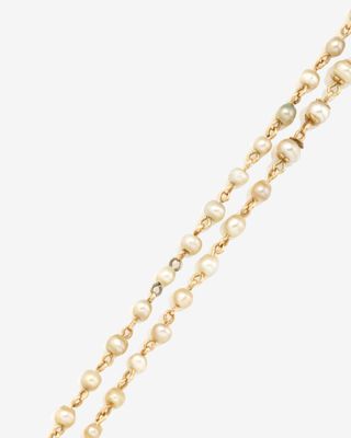 gros plan d'un collier de perles sur fond blanc