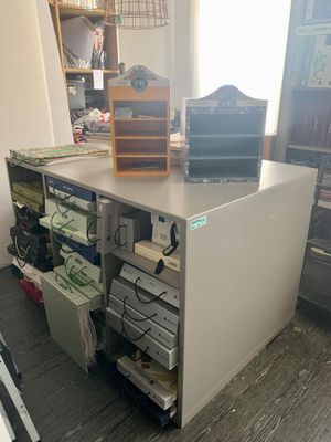 une photo d'un bureau d'ordinateur sur lequel se trouvent de nombreux dossiers