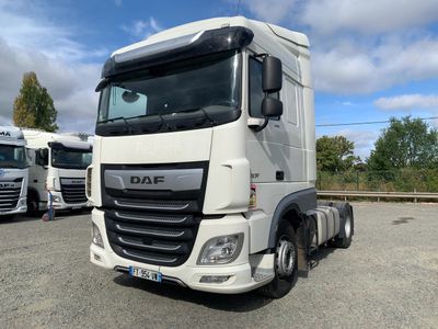 un camion blanc garé dans un parking