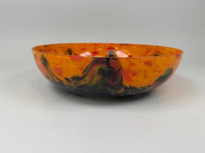 bol orange et noir sur une surface blanche