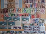 une photo montrant une collection de timbres et des timbres affichés sur un tableau d'affichage