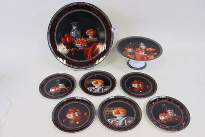 un grand nombre d'assiettes posées sur une table
