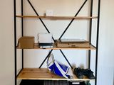 une étagère sur laquelle sont posées plusieurs boîtes