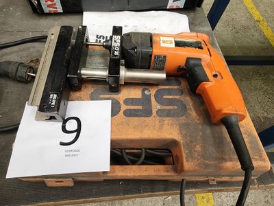 une perceuse et un marteau posés sur une table