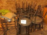 un grand nombre de chaises dans une pièce