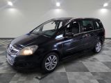 la photo d'une camionnette noire garée dans un garage