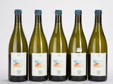 six bouteilles de vin sont alignées sur une surface blanche