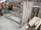 plusieurs pièces de bois sont empilées dans un entrepôt