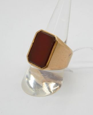 bague en or avec une pierre rouge au centre