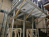 une pièce dans laquelle se trouvent une échelle et une table