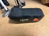 un scooter noir et orange posé par terre