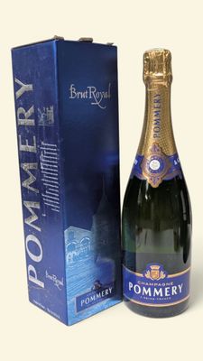 la bouteille de champagne se trouve à côté de la boîte contenant la bouteille