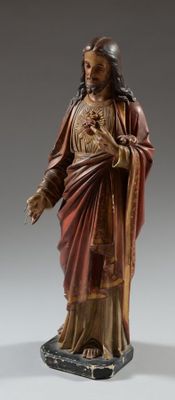 une image représentant une statue de Jésus debout sur un piédestal