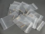 beaucoup de petits sachets contenant des épingles