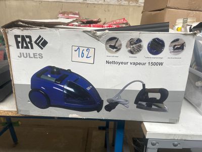 une boîte équipée d'un système d'aspiration posée sur une table dans une pièce