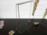 une photo d'une table sur laquelle se trouve une lampe